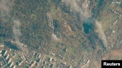 資料照片：衛星圖像顯示烏克蘭索萊達爾一座冒煙的建築。(2023年1月3日)