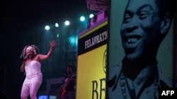 La chanteuse nigériane basée au Canada, Sonia Aimy, se produit au "Afrika Shrine" - dédié au pionnier de l'Afrobeat Fela Anikulapo Kuti - lors du Concert musical Felabration annuel à Lagos le 12 octobre 2017.