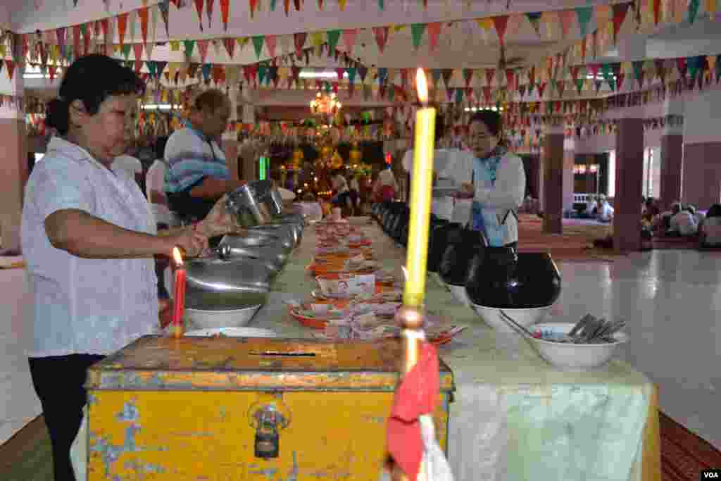 ទិដ្ឋភាពទូទៅនៅថ្ងៃកាន់បិណ្ឌទីពីរនៃពិធីបុណ្យភ្ជុំបិណ្ឌ នៅវត្តកោះ ក្នុងក្រុងភ្នំពេញ ថ្ងៃអង្គារ ទី២៦ ខែកញ្ញា ឆ្នាំ២០១៨។ (ណឹម សុភ័ក្រ្តបញ្ញា/VOA)