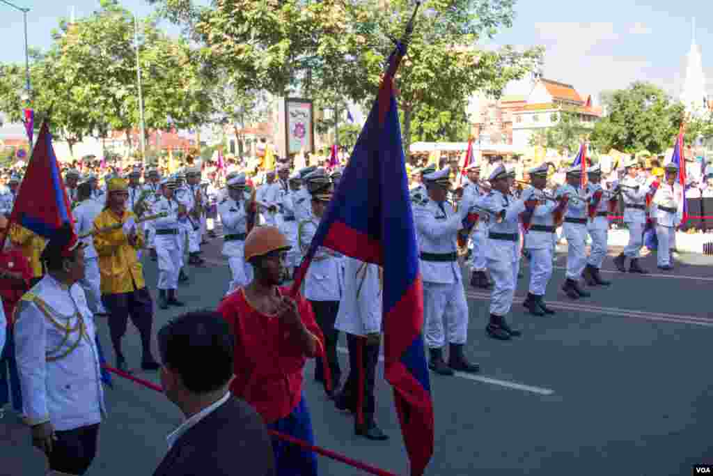 ក្រុមភ្លេងដើរមុខក្នុងព្រះរាជពិធីដង្ហែព្រះរាជគោរមងារកិត្តិយស "ព្រះស្រីលោកធម្មិករាជ" ថ្វាយព្រះមហាក្សត្រសម្ដេចព្រះបរមនាថ នរោត្ដម សីហមុនី នាព្រឹកថ្ងៃទី៣ មិថុនា ២០១៥ ។
