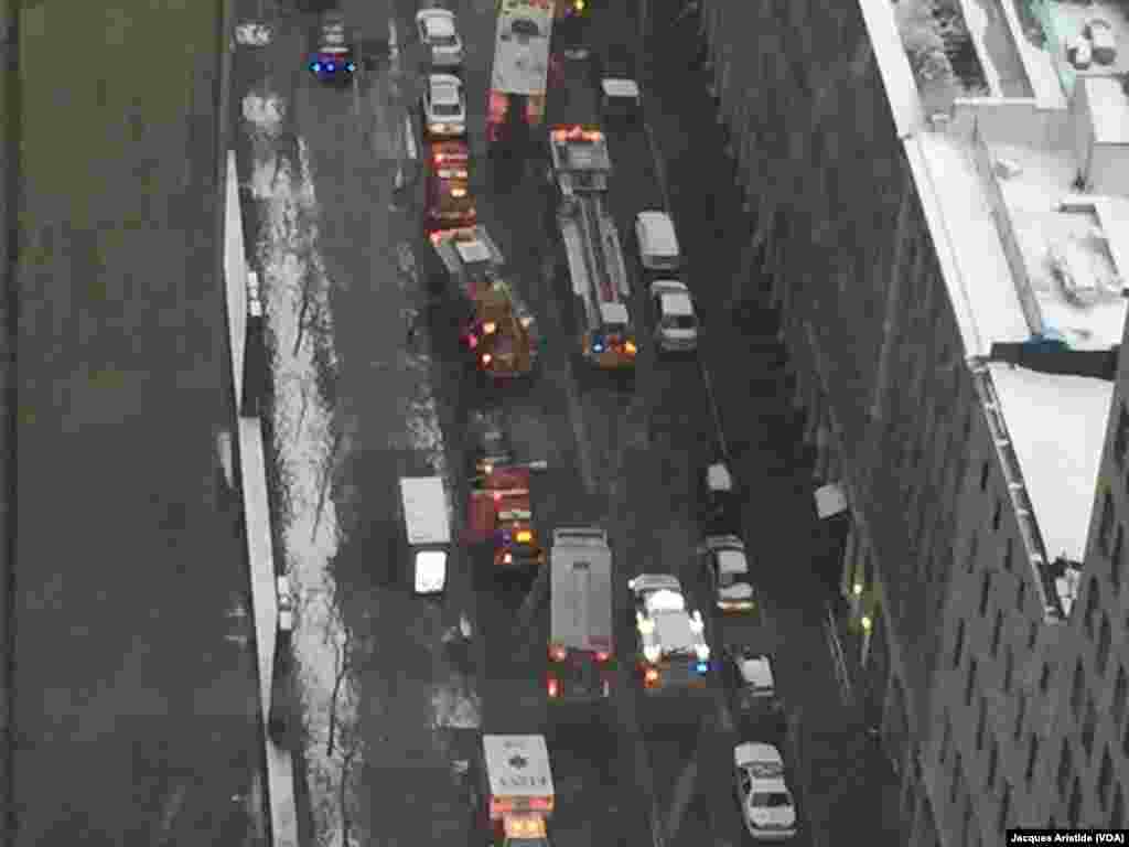 Les pompiers, les ambulanciers et la police sont arrivés sur les lieux où une grue s’est effondrée, causant au moins un mort et trois blessés à New York City.