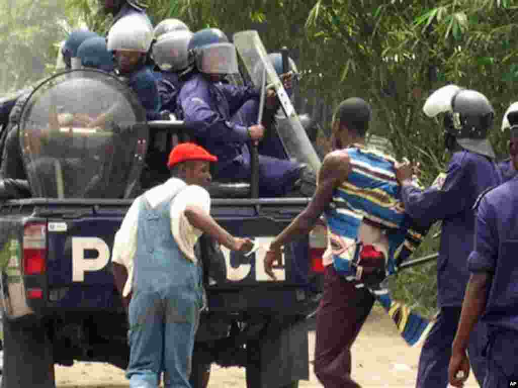 La police congolaise arrête un homme lors d'une opération à Kinshasa. (AP Photo / John Bompengo)