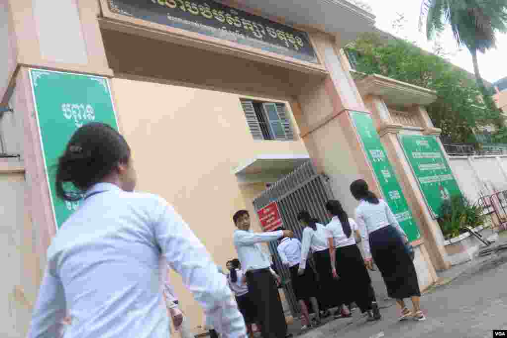 អនុរក្សកំពុងពិនិត្យមើលសំណៅឯកសារនៅលើខ្លួនបេក្ខជនប្រលងមធ្យមសិក្សាទុតិយភូមិ នៅថ្ងៃទី២៤ ខែសីហា ឆ្នាំ២០១៥ នៅមណ្ឌលប្រលងសាលាបឋមសិក្សារចតុមុខ។ នេះជាឆ្នាំទី២ហើយ ដែលក្រសួងអប់រំបានរឹតបន្តឹងលើការប្រលសញ្ញាប័ត្រមធ្យម សិក្សាទុតិយភូមិនេះ។