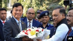 លោក Asaduzzaman Khan (រូប​ស្តាំ​ទី២) ស្វាគមន៍​លោក​រដ្ឋមន្ត្រី​លំនៅដ្ឋាន​មីយ៉ាន់ម៉ា Kyaw Swe (រូប​ឆ្វេង​ទី២) នៅ​ក្នុង​ក្រុង​ដាក្កា ប្រទេស​បង់ក្លាដែស កាលពី​ថ្ងៃទី១៦ ខែកុម្ភៈ ឆ្នាំ២០១៨។