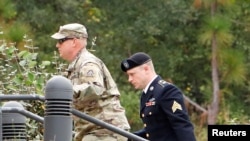 Sgt. Robert B. Bergdahl (D) arrivant a la court de justice - 16 oct. 2017