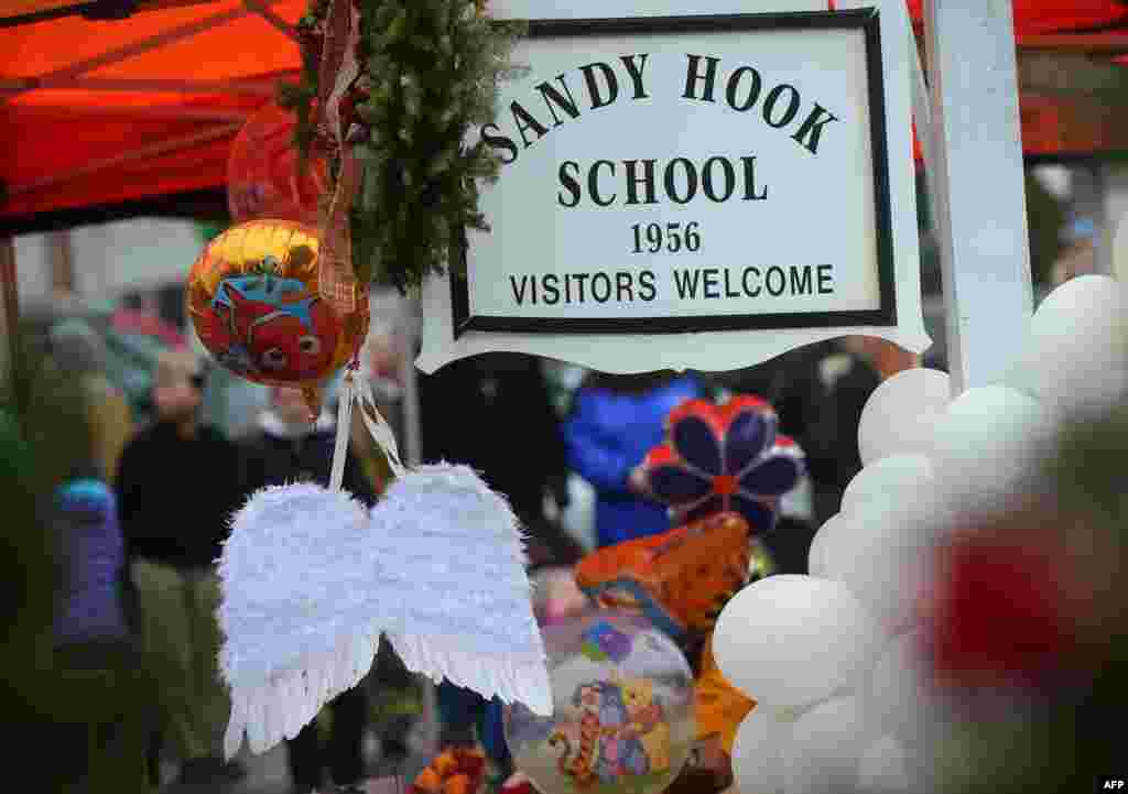 une paire d'ailes d'ange et des ballons déposés en mémoire des victimes du massacres de l'école primaire Sandy Hook