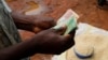 Le couvre-feu fait tarir les revenus des travailleuses du sexe du Malawi