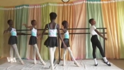 Un danseur nigérian enseigne le ballet dans un quartier populaire de Lagos
