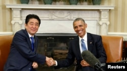 奧巴馬(右)早前在白宮接待到訪的安倍晉三(左)