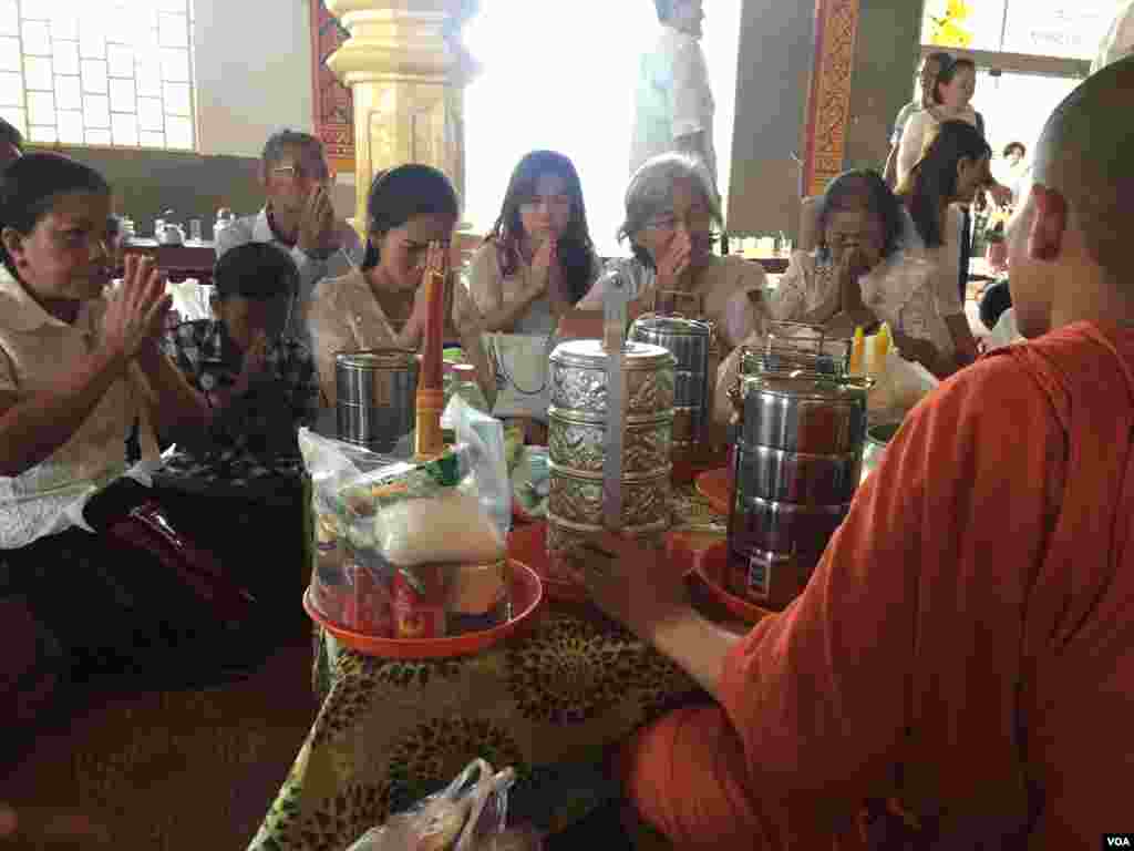 ប្រជាពលរដ្ឋខ្មែរ ប្រគេនចង្ហាន់ដល់ព្រះសង្ឃ នៅថ្ងៃបុណ្យចូលឆ្នាំខ្មែរ ក្នុងវត្តមួយជាយរាជធានីភ្នំពេញ កាលពីថ្ងៃទី១៤ ខែមេសា ឆ្នាំ២០១៧។ (កាន់ វិច្ឆិកា/ VOA)