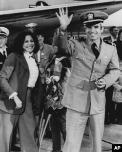 1973年3月18日，曾經當過5年戰俘的約翰·麥凱恩中校抵達佛羅里達州傑克遜維爾海軍航空站，揮手致意。