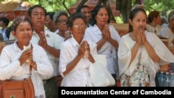 ជន​រងគ្រោះ​នៃ​របប​ខ្មែរក្រហម​បាន​ចូលរួម​ក្នុង​ពិធីរំឭក​ថ្ងៃ​នៃ​ការ​ចងចាំ និងរំឭក​វិញ្ញាណកន្ខ​របស់​ជន​រងគ្រោះ​នៃ​របប​ខ្មែរក្រហម​នៅ​ថ្ងៃ​ទី២០ ខែ​ឧសភា ឆ្នាំ​២០១៥ នៅ​សារៈមន្ទីរ​ប្រល័យ​ពូជសាសន៍​ជើងឯក។ (រូបថត៖​មជ្ឈមណ្ឌល​ឯកសា​កម្ពុជា)