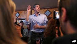 លោក Beto O'Rourke អតីតសមាជិករដ្ឋសភានៃគណបក្សប្រជាធិបតេយ្យប្រចាំរដ្ឋ Texas ថ្លែងទៅកាន់អ្នកគាំទ្ររូបលោក នៅទីក្រុង Manchester រដ្ឋ New Hempshire កាលពីថ្ងៃទី២១ ខែមីនា ឆ្នាំ២០១៩។