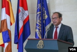 លោក ផៃ ស៊ីផាន អ្នក​នាំពាក្យ​រដ្ឋាភិបាល ថ្លែង​នៅក្នុង​សន្និសីទ​សារព័ត៌មាន​មួយ ដែល​រៀបចំ​ឡើង​ដើម្បី​បង្ហាញ​ជំហរ​របស់​រដ្ឋាភិបាល​អំពី​ទំនាក់ទនង​ខ្មែរ-ចិន ក្រោយ​ពី​មាន​ការ​រិះគន់​ពី​សាធារណជន​ទូទៅ ទៅលើ​ការ​ហូរ​ចូល​យ៉ាង​គំហុក​នៃ​ជនជាតិ​ចិន​នៅ​កម្ពុជា រាជធានីភ្នំពេញ ថ្ងៃទី១១ ខែមីនា ឆ្នាំ២០១៩។ (ខាន់ សុគុំមនោ/VOA)