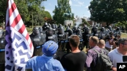 白人民族主義者在羅伯特·李將軍雕像前對維吉尼亞州警對峙，之前警察也發射了催淚彈驅散人群（2017年8月12日）
