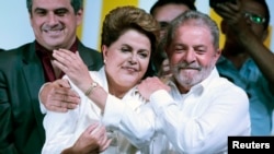 Lula da Silva abraça Dilma Rousseff em 2014