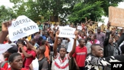 Des manifestants demandent "Liberez Rasbath," le présentateur radio Mohamed Youssouf Bathily, au Mali,le 17 août 2016.