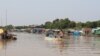 រូប​ឯកសារ៖ ភូមិលិចទឹករបស់ប្រជាពលរដ្ឋលើផ្ទៃទន្លេសាប​នៅ​ជាប់​តំបន់​ព្រៃ​លិចទឹក​នៅ​​ក្នុងតំបន់ឆ្នុកទ្រូ ខេត្តកំពង់ឆ្នាំង កាលពីខែមីនា ឆ្នាំ២០២០។ (ស៊ុន ណារិន/វីអូអេ)