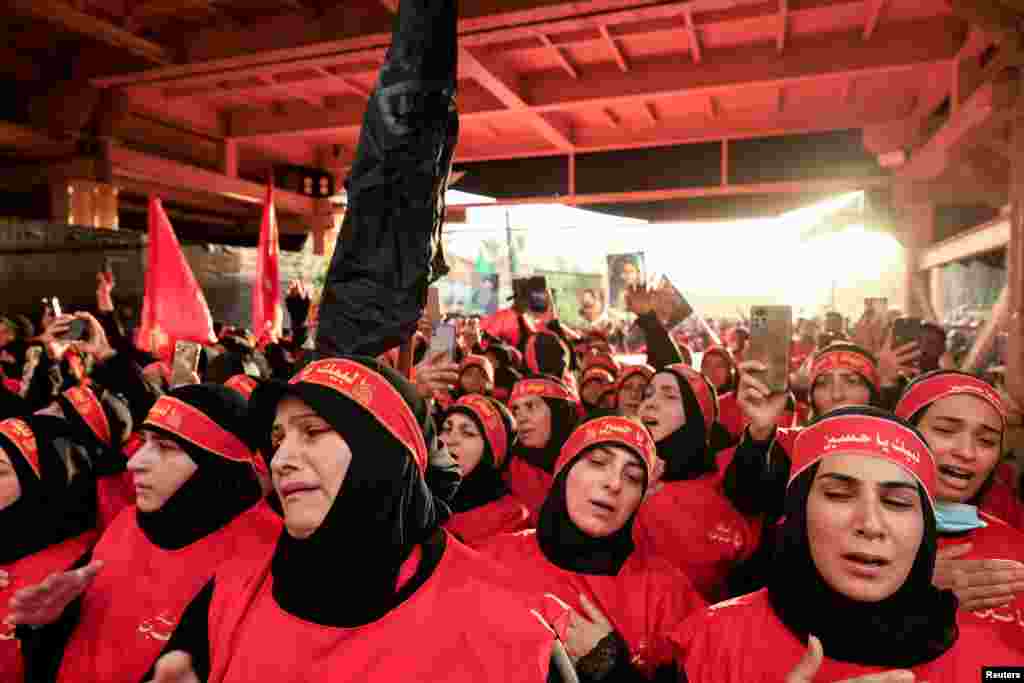 Mahujaji wa madhehebu ya kishia wakishiriki kwenye kumbukumbu ya Imam Hussein mjuku wa Mtume Mohamed SAW, siku arbaini baada ya kufariki kwaka katika karne ya saba katika mji wa Karbala, Irak 