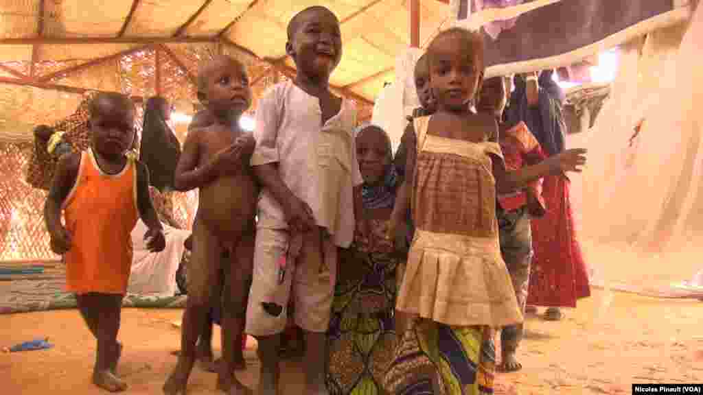Des enfants dans le centre de transition des repentis de Diffa, Niger, le 17 avril 2017 (VOA/Nicolas Pinault)