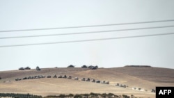  Des chars turcs et des véhicules de rebelles syriens, à la frontière syrienne, le 24 août 2016.