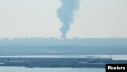Kituo cha kuhifadhi mafuta kikiwaka moto karibu na daraja la kuu la Crimea nchini Russia.