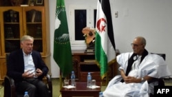 Le représentant de l'ONU, Horst Koehler, et le secrétaire du Polisario, Brahim Ghali, à Tindouf, en Algerie, le 19 octobre 2017.