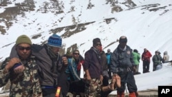 L'armée népalaise, venant au secours de visiteurs étrangers au Népal (AP Photo/Nepalese Army)