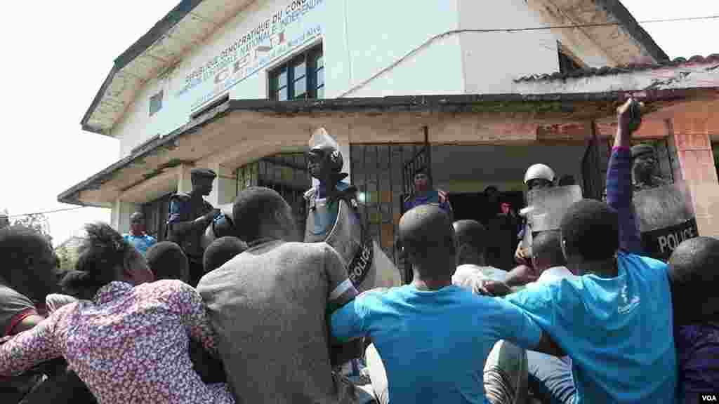 Arrestation de jeunes activistes de la LUCHA à Goma, RDC, le 31 juillet 2017 (VOA/Charly Kasereka)
