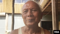 រូប​ឯកសារ៖ លោក មាស មុត អតីត​មេ​បញ្ជាការ​យោធា​ជើងទឹក​សម័យ​ខ្មែរក្រហម នៅ​គេហដ្ឋាន​របស់​លោក​នៅ​ស្រុក​សំឡូត ខេត្ត​បាត់ដំបង កាល​ពី​ថ្ងៃទី១២ ខែ​សីហា ឆ្នាំ២០១៥។ (សុខ ខេមរា/VOA Khmer)