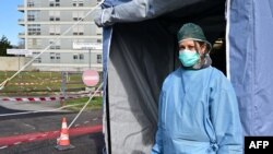 在意大利北部克雷莫納，一名護士在克雷莫納醫院醫療帳篷入口處站崗。（2020年3月4日） 