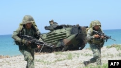 2018年10月6日，在面向南中國海的菲律賓海軍訓練中心的海灘上，菲律賓和美國的海軍陸戰隊進行兩棲登錄演習。