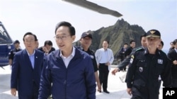南韓總統李明博(中)星期五登上南韓所稱的獨島(日本稱之為竹島)