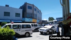 2016年6月19日，烏坎村街道上停放著一些運載警察的車輛。（村民提供）