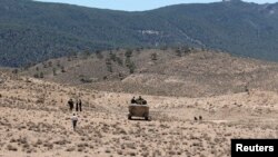 Des soldats patrouillent à la frontière algérienne, le 11 juin 2013.