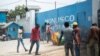 Des manifestants congolais allument un feu devant un entrepôt de la MONUSCO à Goma, dans la province du Nord-Kivu, en République démocratique du Congo, le 25 juillet 2022.