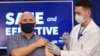 លោក​អនុប្រធានាធិបតី Mike Pence ទទួល​ការចាក់​វ៉ាក់សាំង​ដែល​ផលិត​ដោយ​ក្រុមហ៊ុន Pfizer-BioNTech បង្ការ​ជំងឺ​កូវីដ១៩ នៅក្នុង​បរិវេណ​នៃ​សេតវិមាន នៅ​ថ្ងៃសុក្រទី១៨ ខែធ្នូ ឆ្នាំ២០២០។