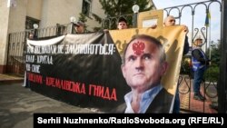 Під час акції під Дарницьким районним судом «Захистимо Стуса! Медведчука – під трибунал!» , Київ, 16 жовтня 2020 року