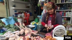 អ្នកស្រី សាន់ វ៉ាន់នី អាជីវករលក់សាច់មាន់នៅផ្សារច្រាំងចំរេះ ខណ្ឌឫស្សីកែវ រាជធានីភ្នំពេញ ខែមីនា ឆ្នាំ២០២០។ (Ananth Baliga/VOA)