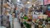 11月24日巴基斯坦白沙瓦卡爾卡諾市場的一家家居用品店裡，一位家居裝飾零售商正忙著與買家談判交易(美國之音/沙基爾)