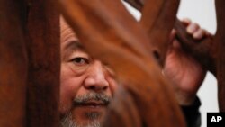 中國藝術家艾未未在倫敦藝術展覽館與他的作品在一起。 （2019年10月1日）