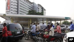 Des gens s'alignent pour acheter du carburant dans une station-service gouvernementale à Lagos, au Nigeria, 11 janvier 2012.