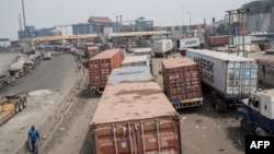 Des camions en file indienne au port de Lagos, le 31 janvier 2018.