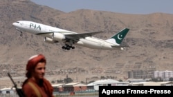 Ndege ikiruka kutoka uwanja wa ndege wa Kabul, Afghanistan.