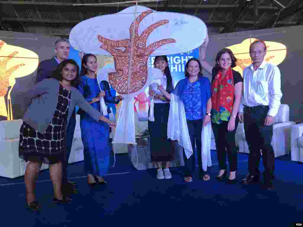 តំណាងអង្គការអន្តរជាតិ តំណាងក្រសួង និងតំណាងកុមារឈរកាន់ខ្លែងដែលបានចុះហត្ថលេខាប្តេជ្ញាការពារសិទ្ធិកុមារ ក្នុងកម្មវិធីពិធីប្រារព្ធខួបទី៣០ នៃការបង្កើតអនុសញ្ញាស្តីពីសិទ្ធិកុមារ នៅរាជធានីភ្នំពេញ ថ្ងៃទី២០ ខែវិច្ឆិកា ឆ្នាំ២០១៩។ (កាន់ វិច្ឆិកា/VOA)