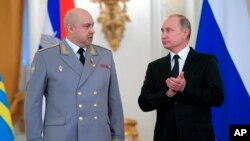 Популярність генерал-полковника Сергія Суровікіна могла стати причиною для немилості Кремля, вважають експерти. На фото президент Володимир Путін аплодує під час нагородження військових, які воювали в Сирії. Кремль, Москва, 28 грудня 2017 року. Олексій Дружинін, Sputnik/AP