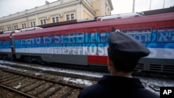Un train décoré sur lequel est inscrit «Le Kosovo serbe» écrit en vingt langues, part de la gare de Belgrade à Mitrovica, Kosovo, en Serbie, 14 janvier 2017. 