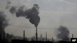 De la fumée s'échappe d'une raffinerie de pétrole devant le Capitole de l'État de l'Utah à Salt Lake City, le 10 décembre 2018.