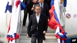 中國外交部長王毅抵達老撾參加有關新冠病毒問題的東盟-中國特別外長會議。 （2020年2月19日）