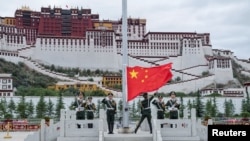 中國軍人在西藏拉薩布達拉宮前升國旗慶祝中共建黨96週年。（2017年7月1日） 